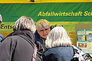Beratung am rapsgelben ASF-Pavillion