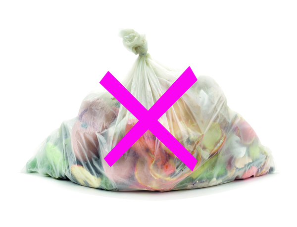 Plastiktüte befüllt mit Bioabfall; darauf ein pinkes X , da symbolisiert, dass diese Plastiktüten nicht erwünscht sind.