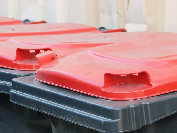 Mülltonne mit rotem Deckel