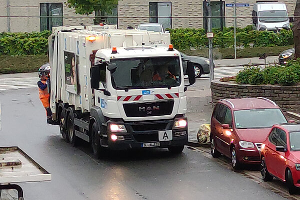 Müllabfuhr in fährt durch eine Straße