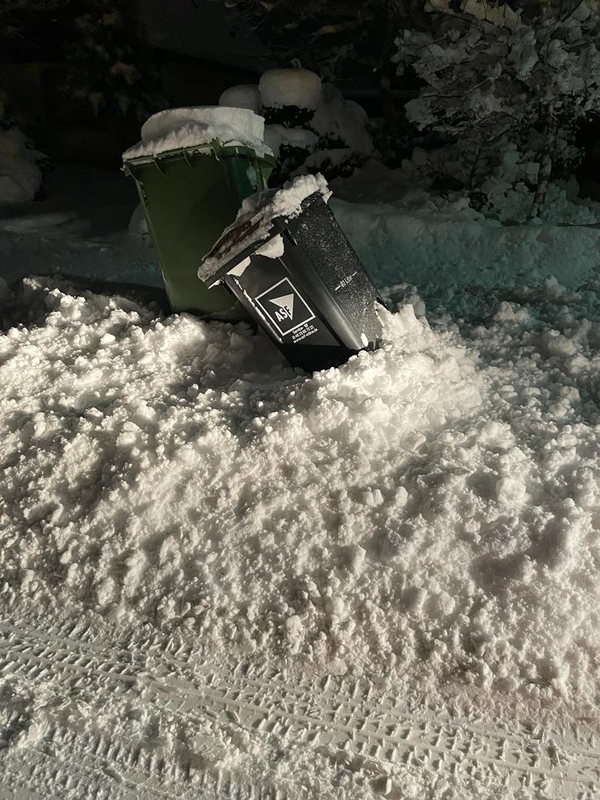 Abfallbehälter, die tief im Schnee stecken