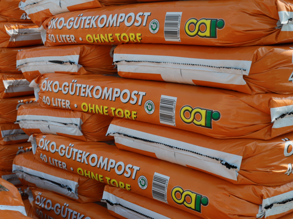 Bildbeshreibung: Stapel mit Sackware Gütekompost der Firma aor
