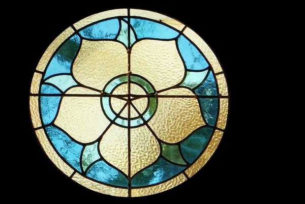 Kirchenfenster mit Lutherrose
