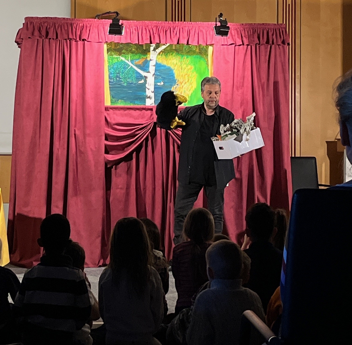 Puppenspieler Andreas Knab vor seiner Puppenspielbühne