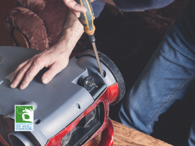 Ein kaputter Staubsauger wird aufgeschraubt